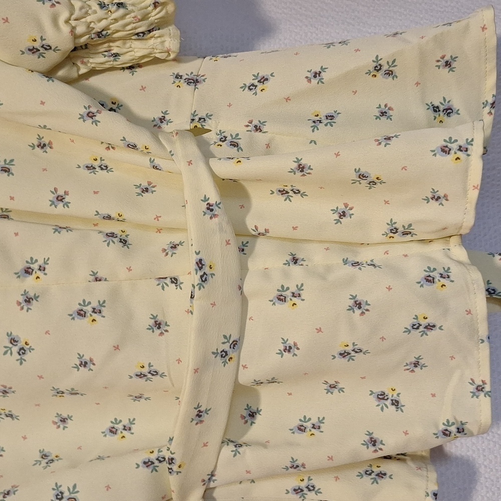 BCBGeneration Ditsy Floral , Wrap Top  size Medium.. NWT - Picture 12 of 12